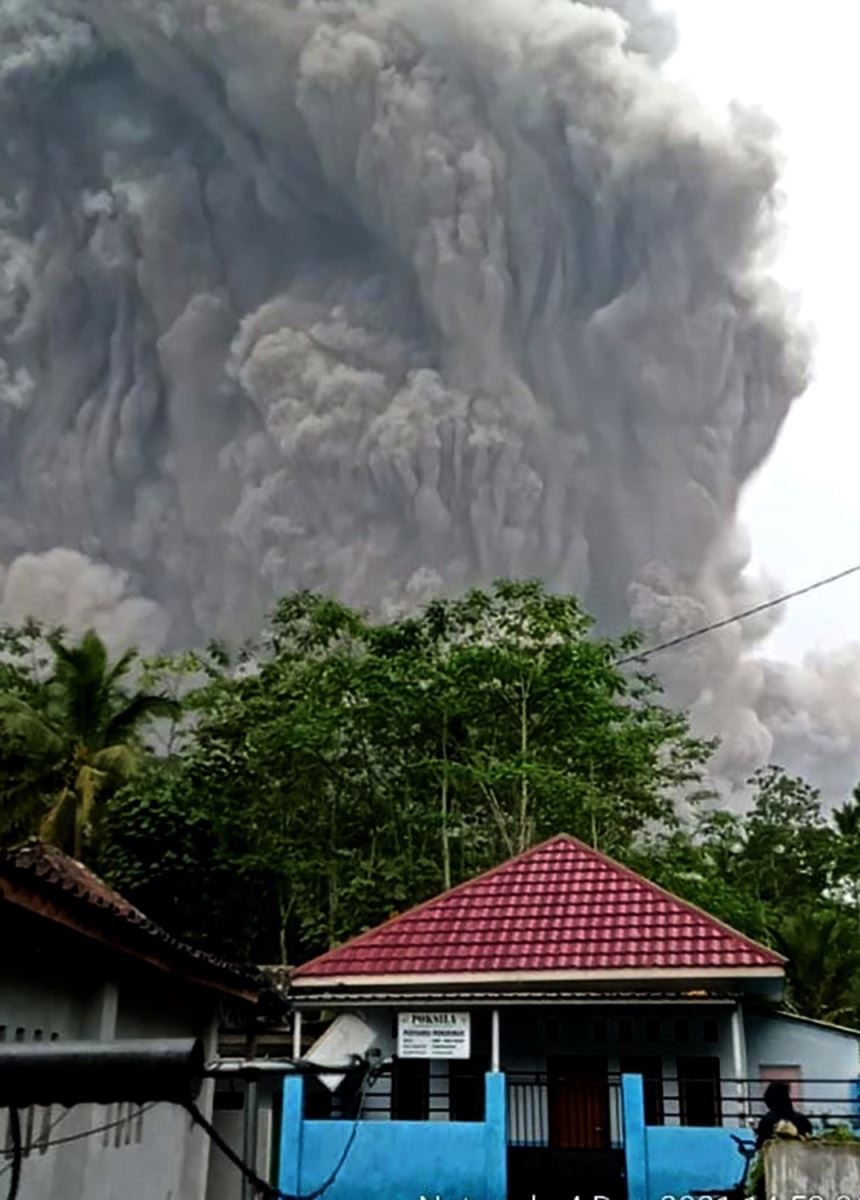 Núi lửa Semeru nhả khói phun nham thạch tại Lumajang, Đông Java, Indonesia, ngày 4/12/2021. Ảnh: THX/TTXVN