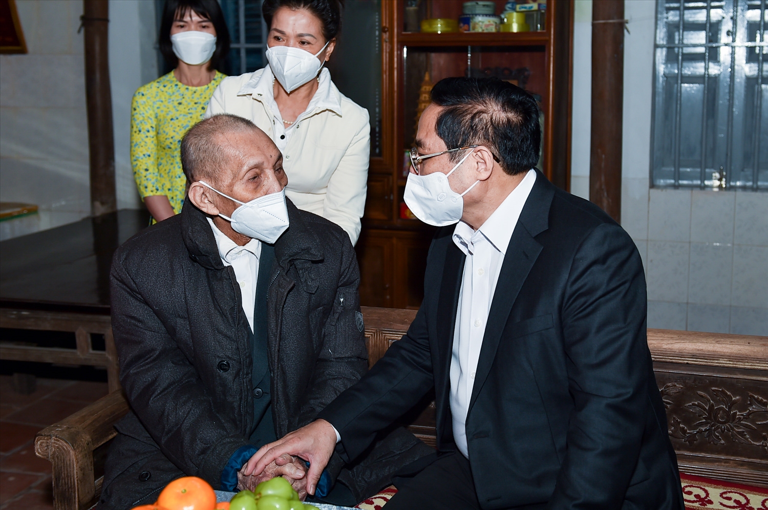 Thủ tướng thăm gia đình ông Nguyễn Văn Tiệu, sinh năm 1922, là bố Liệt sĩ Nguyễn Văn Thiều (hy sinh năm 1970).