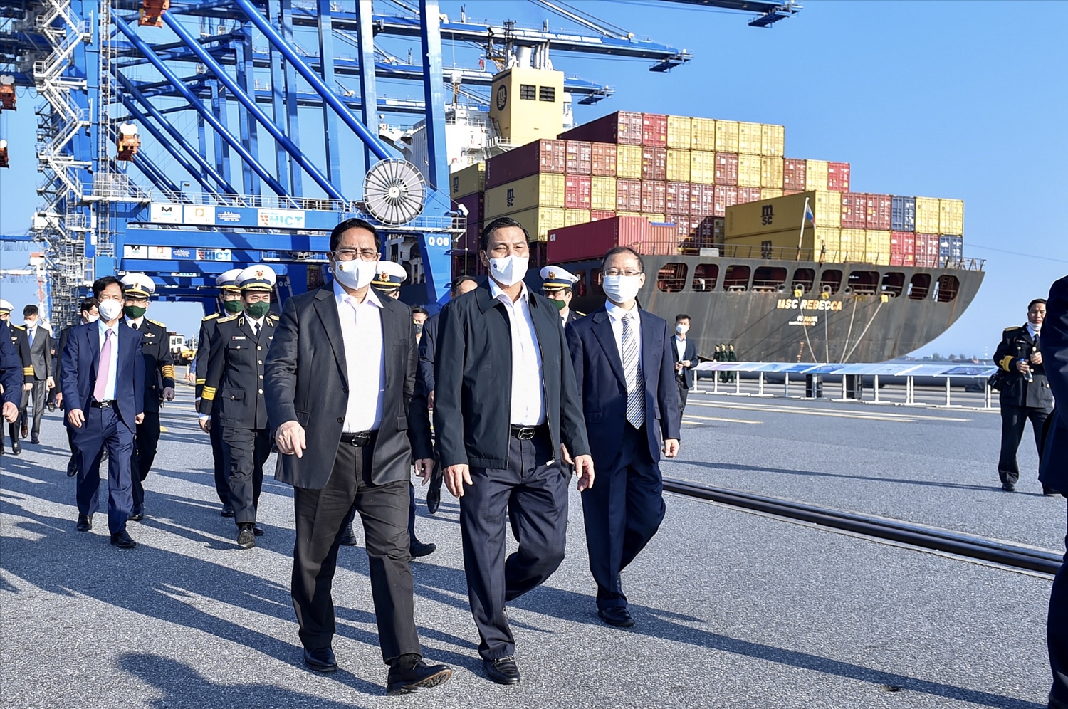 Thủ tướng thị sát cảng container quốc tế Lạch Huyện. Ảnh: VGP/Nhật Bắc
