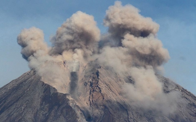 Tro bụi từ đợt phun trào của núi lửa Semeru, Java, Indonesia, ngày 10/12/2021. (Ảnh: Antara)