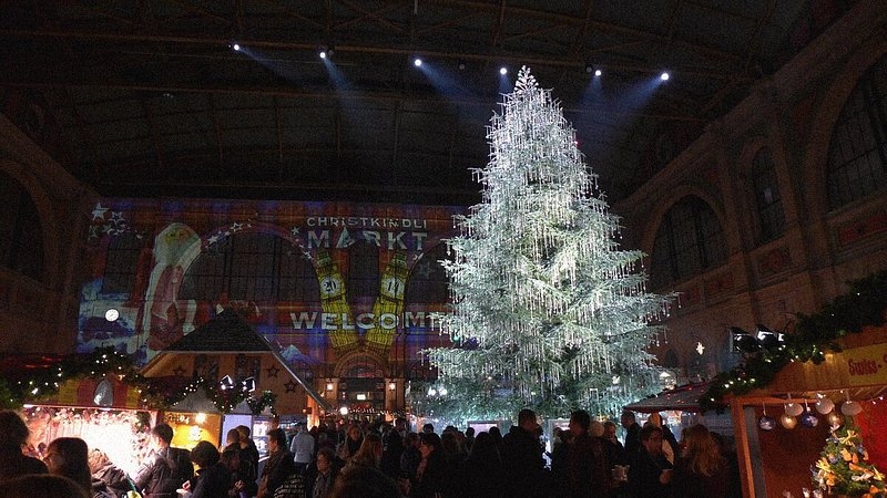 Cây thông được trang trí bằng hàng nghìn viên pha lê Swarovski sáng lấp lánh tại chợ Zurich