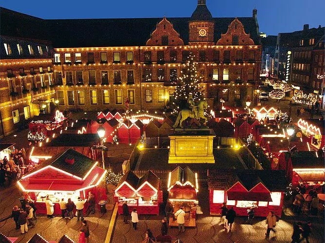 Chợ Düsseldorf rực rỡ sắc đỏ Giáng sinh