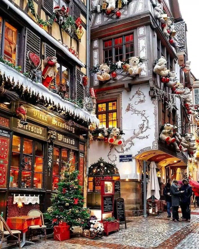 Những món đồ rực rỡ sáng màu Giáng sinh tại chợ Strasbourg