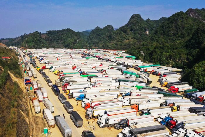 Hàng nghìn xe container chở hàng hóa tập kết tại bãi xe ở cửa khẩu Tân Thanh chờ làm thủ tục để xuất khẩu qua biên giới