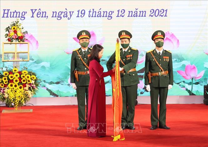 Phó Chủ tịch nước Võ Thị Ánh Xuân gắn Huân chương Lao động hạng Nhất lên cờ truyền thống của Đảng bộ, chính quyền và nhân dân tỉnh Hưng Yên. (Ảnh: Trí Dũng/TTXVN)