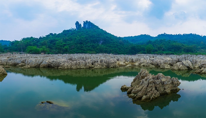 Làn nước trong xanh của hồ Bó Kheo