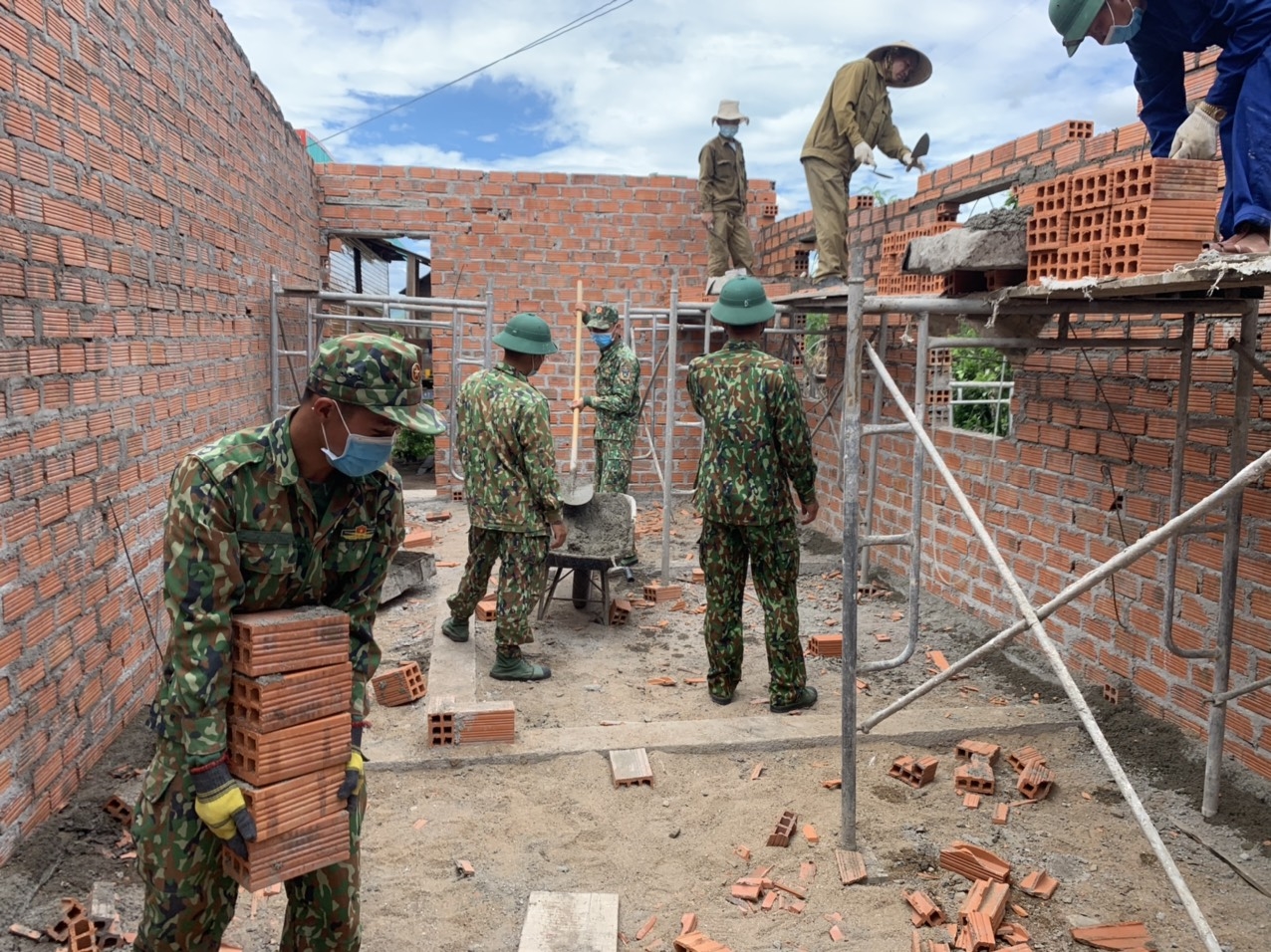 Bộ đội biên phòng giúp đồng bào DTTS xây dựng nhà cửa