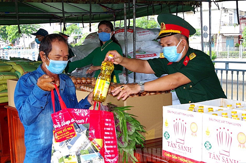 Bộ đội hỗ trợ nhu yếu phẩm cho người dân mùa dịch bệnh