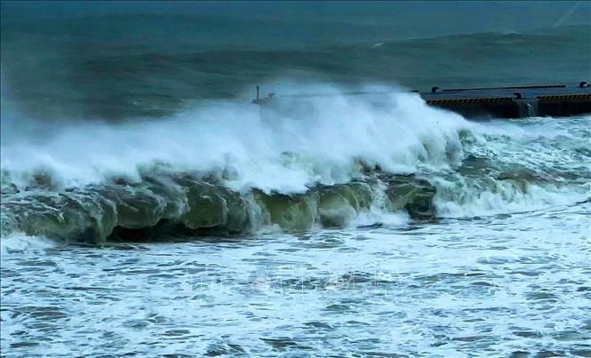Những đợt sóng cao từ 5- 8 mét liên tục đánh vào cảng Bến Đình. Ảnh: Lê Ngọc Phước/TTXVN