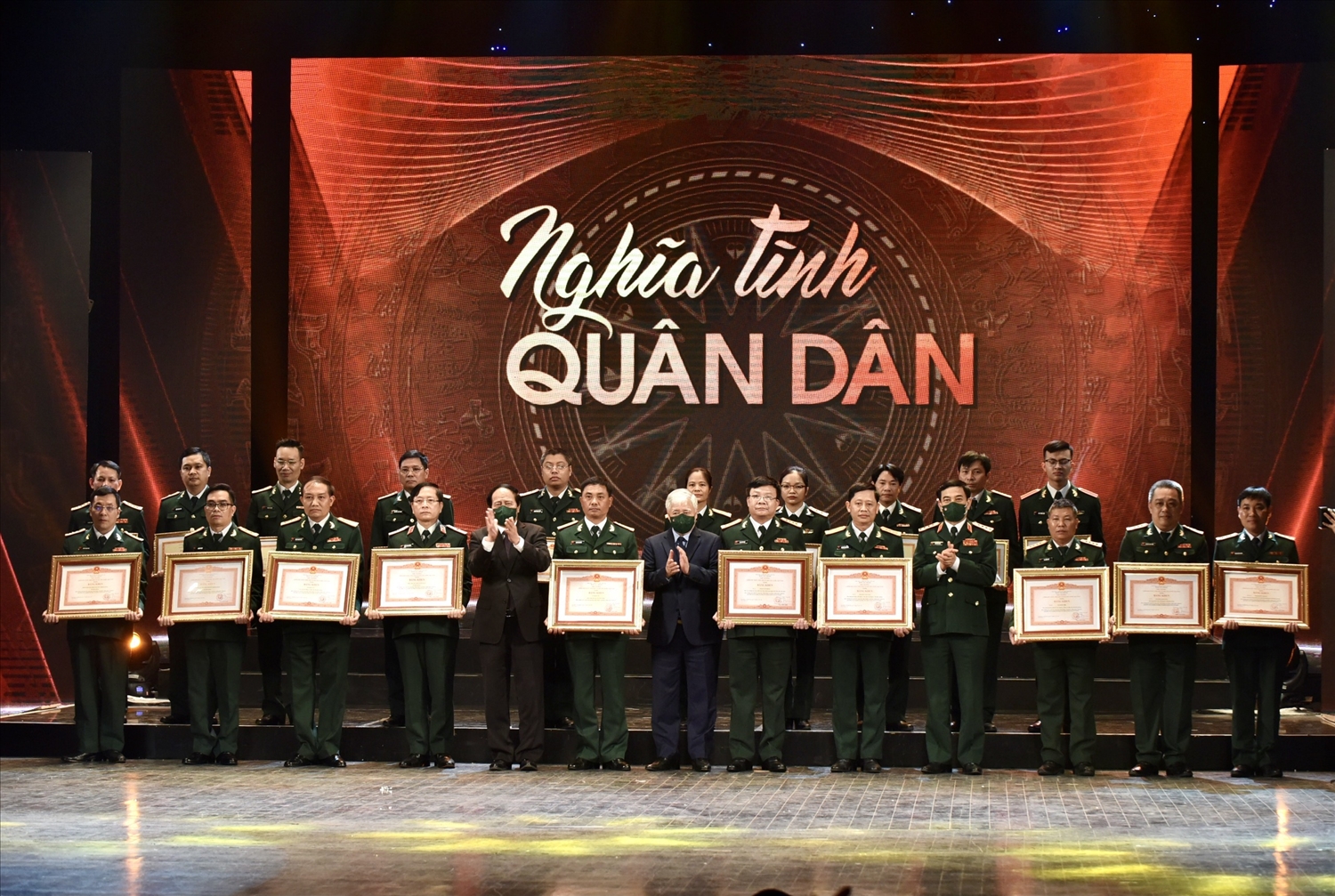Đảng và Nhà nước tặng phần thưởng cao quý cho các điển hình tiên tiến của Quân đội Nhân dân Việt Nam trong phòng, chống dịch COVID-19. Ảnh VGP/Nhật Bắc