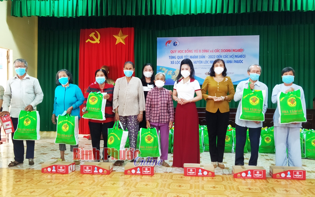 Đại diện các hộ dân xã Lộc Quang, huyện Lộc Ninh nhận quà 