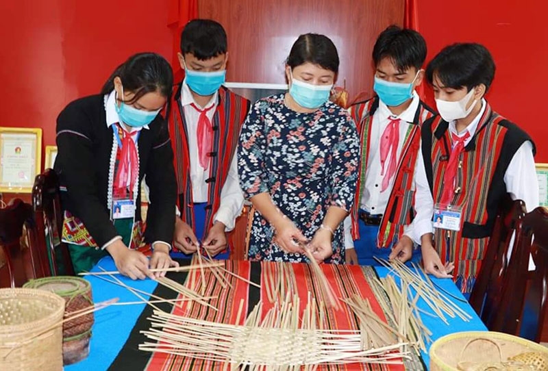 Giáo viên Trường PTDTNT huyện Hướng Hóa hướng dẫn cho học sinh cách đan lát vật dụng truyền thống