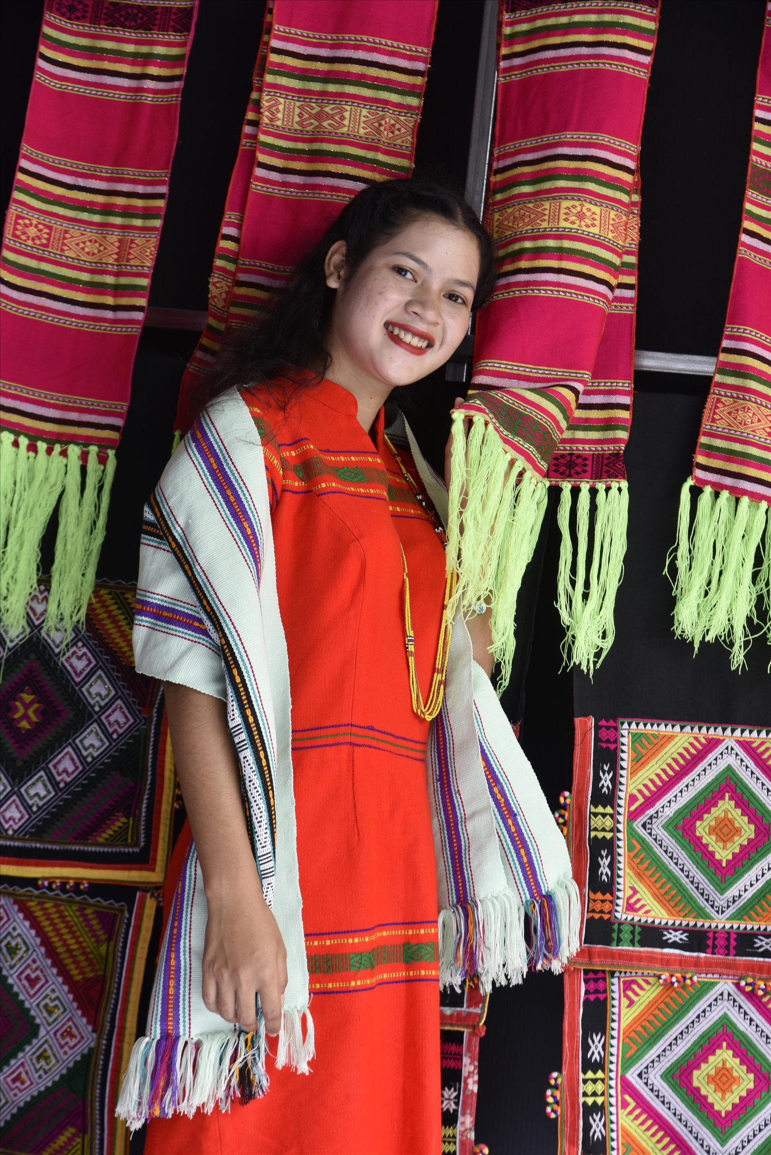 Cô gái dân tộc Xtiêng với trang phục thổ cẩm