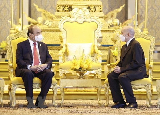 Chủ tịch nước Nguyễn Xuân Phúc hội kiến Quốc vương Campuchia Norodom Sihamoni tại Cung điện Hoàng gia Campuchia. Ảnh: TTXVN