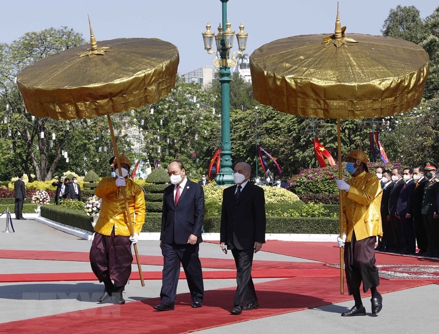 Quốc vương Campuchia Norodom Sihamoni đón Chủ tịch nước Nguyễn Xuân Phúc tại Hoàng cung. Ảnh: TTXVN