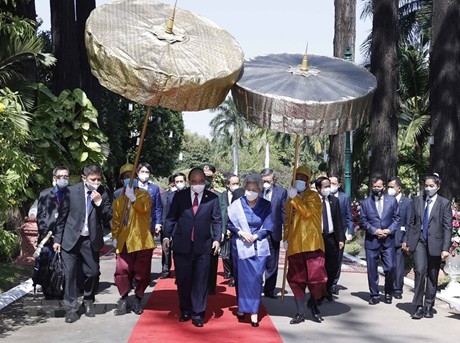 Chủ tịch nước Nguyễn Xuân Phúc thăm Hoàng Thái hậu Norodom Sihamoni. Ảnh: TTXVN