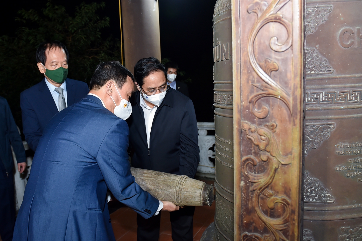 Thủ tướng Phạm Minh Chính thỉnh chuông tại nơi yên nghỉ của Đại tướng Võ Nguyên Giáp. Ảnh: VGP/Nhật Bắc