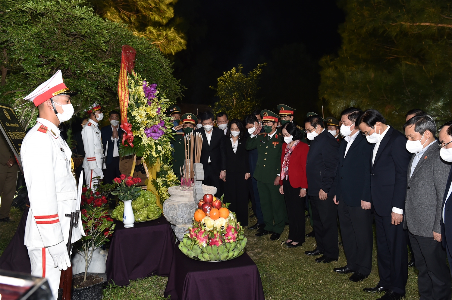 Thủ tướng Phạm Minh Chính cùng các đồng chí lãnh đạo mặc niệm, bày tỏ lòng thành kính trước anh linh của Đại tướng Võ Nguyên Giáp. Ảnh: VGP/Nhật Bắc