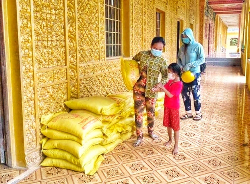 Hỗ trợ đồng bào dân tộc Khmer khó khăn giúp họ ổn định cuộc sống an tâm sản xuất