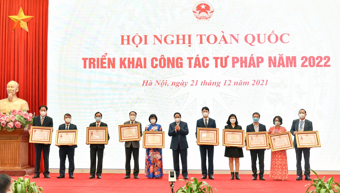Thủ tướng Phạm Minh Chính trao các phần thưởng cao quý của Đảng, Nhà nước tặng các tập thể, cá nhân có thành tích xuất sắc - Ảnh: VGP/Nhật Bắc