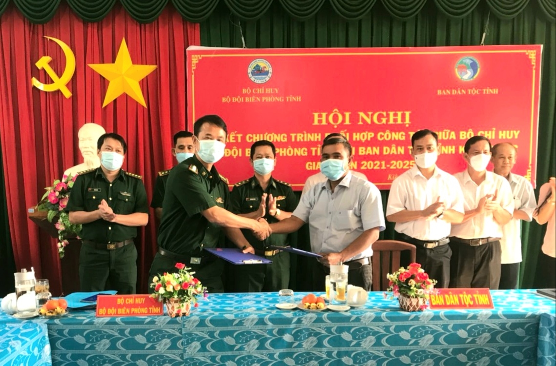 Bộ Chỉ huy BĐBP Kiên Giang và Ban Dân tộc tỉnh Kiên Giang ký Chương trình phối hợp công tác giai đoạn 2021 – 2025.