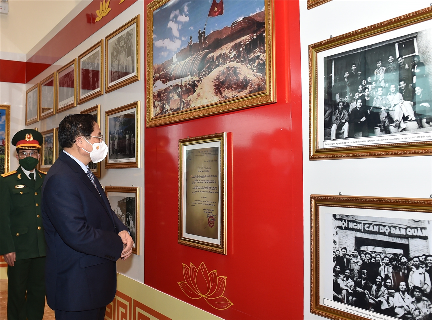Thủ tướng xem không gian trưng bày ảnh về cuộc đời và sự nghiệp của Đại tướng Võ Nguyên Giáp. Ảnh: VGP/Nhật Bắc