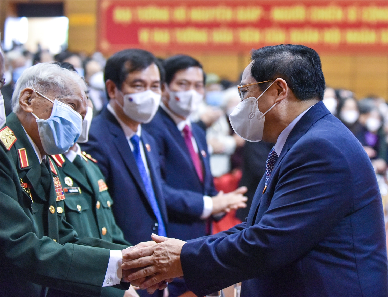 Thủ tướng thăm hỏi sức khoẻ Anh hùng lực lượng vũ trang, Trung tướng Nguyễn Quốc Thước, một người bạn chiến đấu, người đồng chí của Đại tướng Võ Nguyên Giáp. Ảnh: VGP/Nhật Bắc