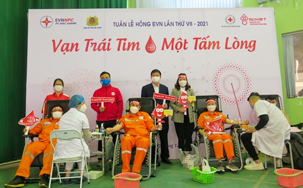 Đại diện Ban Chỉ đạo hiến máu tình nguyện động viên tinh thần CBCNV PC Bắc Giang