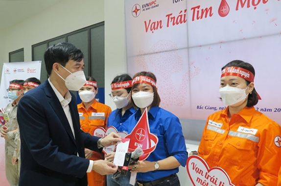 Ông Bạch Hồng Quân, Phó Giám đốc Công ty tặng quà cho CBCNV trước giờ hiến máu