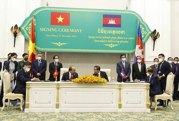 Chủ tịch nước Nguyễn Xuân Phúc và Thủ tướng Campuchia Samdech Techo Hun Sen chứng kiến lễ ký kết và trao đổi văn kiện hợp tác giữa hai nước. (Ảnh: Thống Nhất/TTXVN)