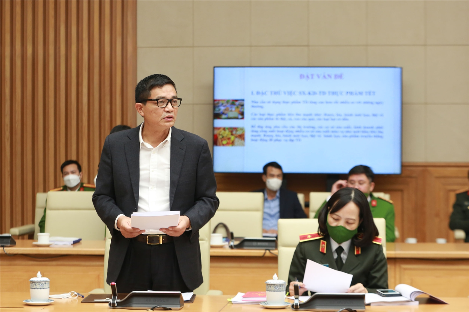 Cục trưởng Cục An toàn thực phẩm Nguyễn Thanh Phong báo cáo kế hoạch bảo đảm vệ sinh, an toàn, thực phẩm dịp Tết Nguyên đán Nhâm Dần và lễ hội xuân 2022. Ảnh: VGP/Đình Nam