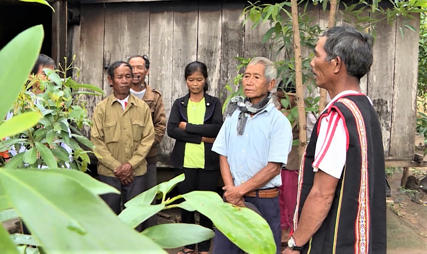 Già làng tuyên truyền với bà con dân làng về chủ trương xây dựng nông thôn mới