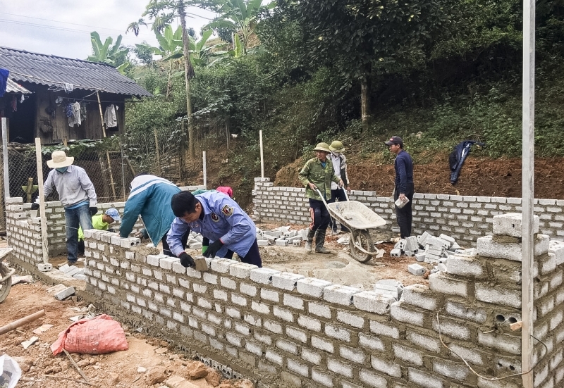 Chính quyền huyện Điện Biên Đông đang khẩn trương làm nhà ở cho hộ nghèo. 