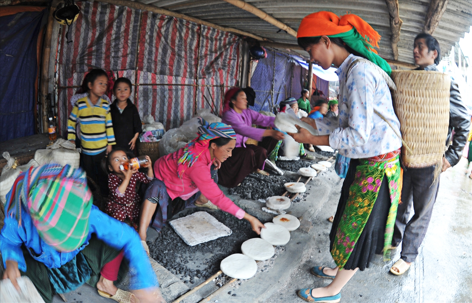 Bánh tam giác mạch trở thành món quà không thể thiếu của người Mông mỗi dịp chợ phiên