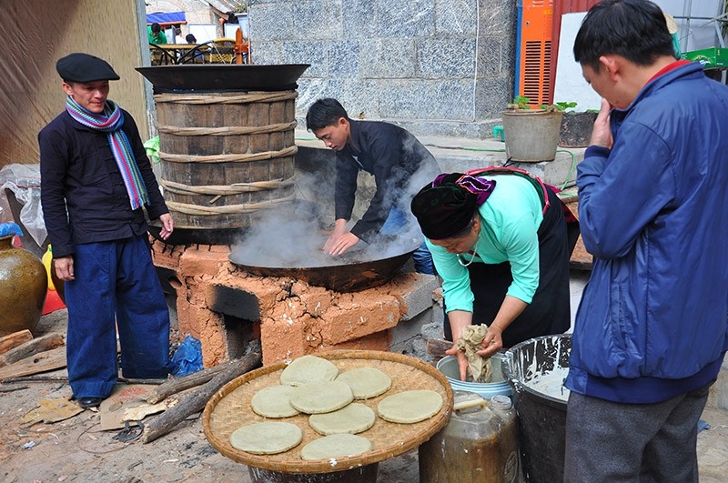 Người Mông làm bánh tại chợ phiên