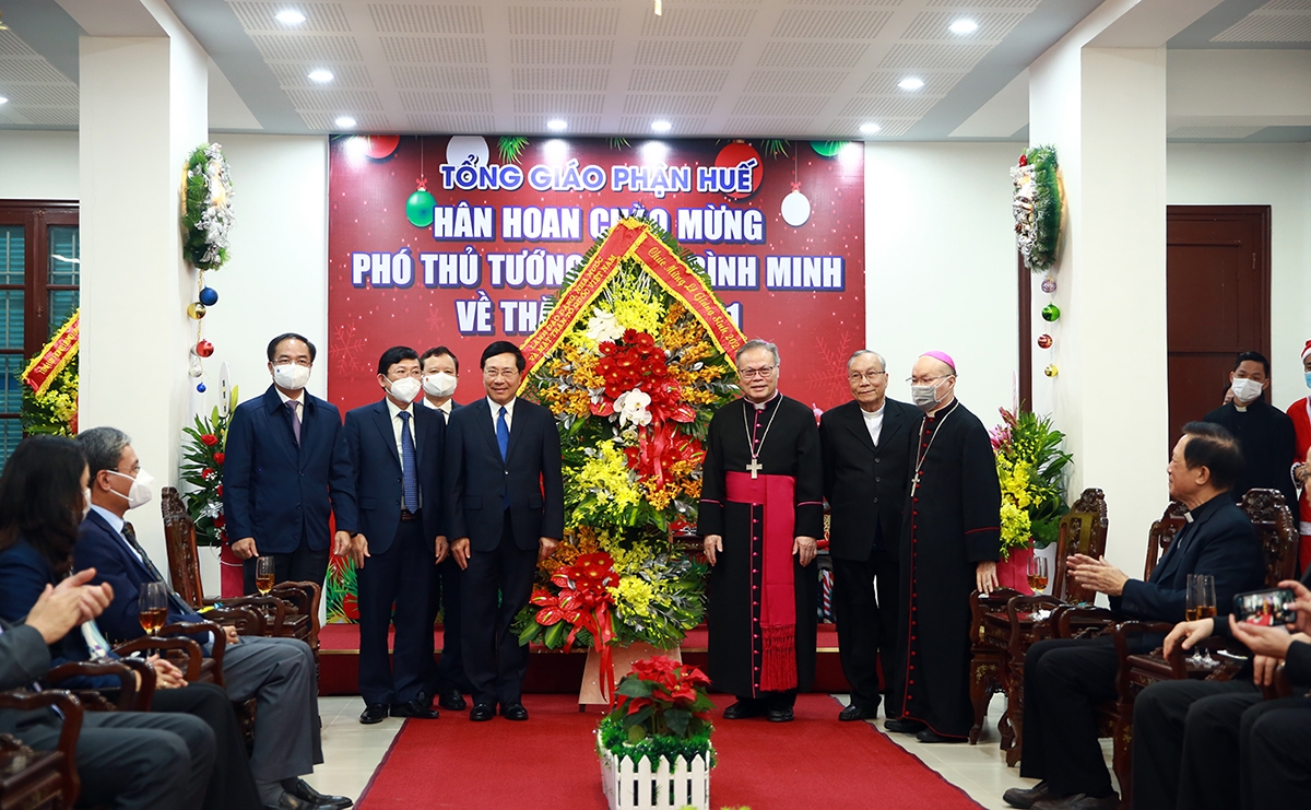 Phó Thủ tướng Thường trực Chính phủ Phạm Bình Minh thăm, chúc mừng Giáng sinh và năm mới 2022 tại Tòa Tổng Giám mục Tổng Giáo phận Huế. (Ảnh: VGP/Hải Minh)
