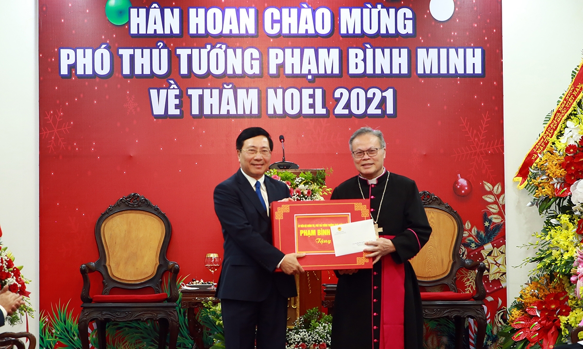 Phó Thủ tướng Thường trực Phạm Bình Minh tặng quà Tổng Giám mục Nguyễn Chí Linh. (Ảnh: VGP/Hải Minh)