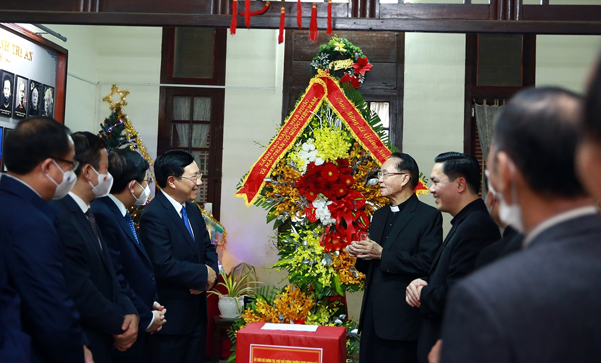 Phó Thủ tướng Thường trực thăm Giáo xứ Chánh tòa Phủ Cam. (Ảnh: VGP/Hải Minh)