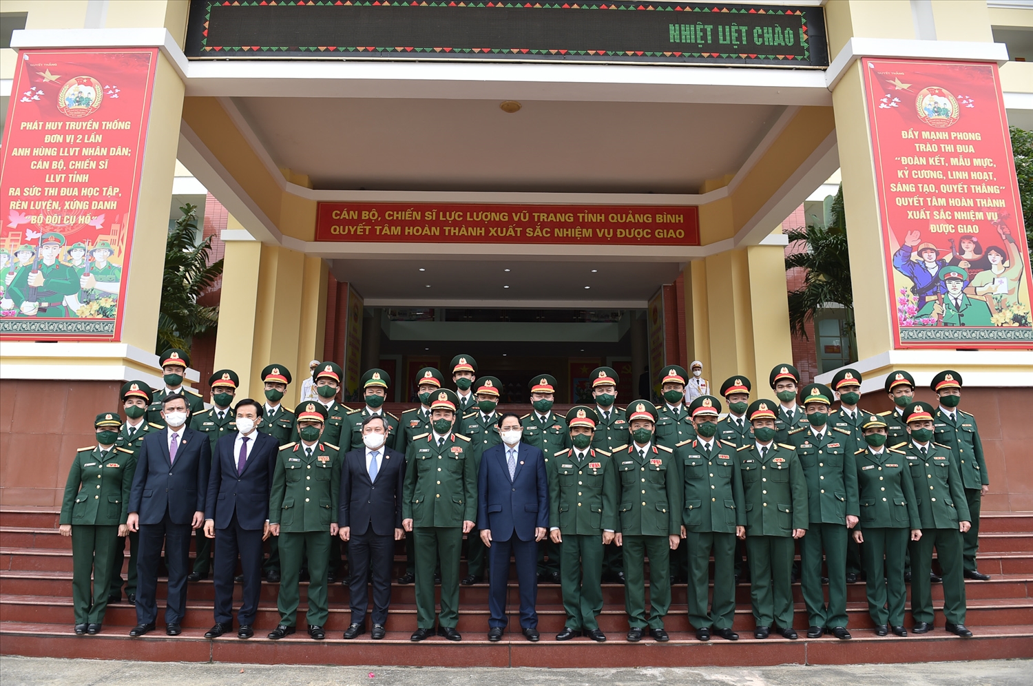 Thủ tướng và đoàn công tác chụp ảnh lưu niệm cùng cán bộ, chiến sĩ lực lượng vũ trang Quân khu 4 và tỉnh Quảng Bình. Ảnh: VGP/Nhật Bắc