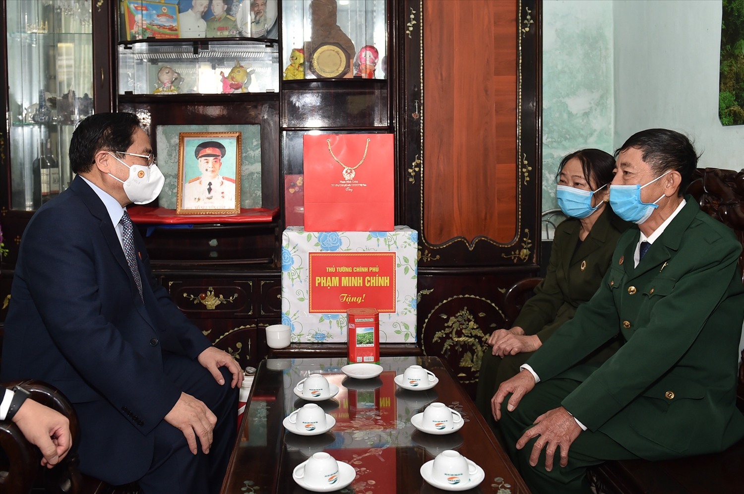 Thủ tướng thăm một gia đình chính sách trên địa bàn thành phố Đồng Hới, tỉnh Quảng Bình. Ảnh: VGP/Nhật Bắc