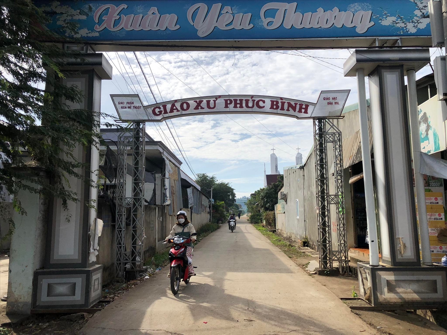 Giáo dân Giáo xứ Phúc Bình thị trấn Ea Tling, huyện Cư Jút huy động công sức để làm đường giao thông