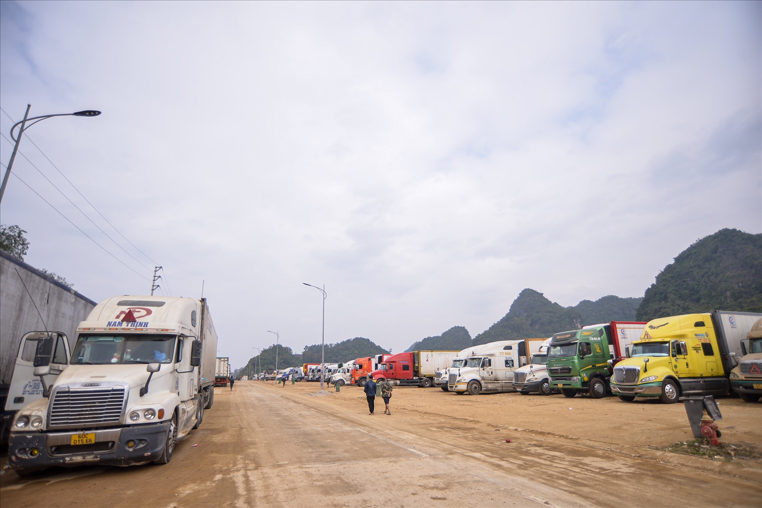 Hàng nghìn xe hàng nằm chờ thông quan ở khu vực Cửa khẩu Tân Thanh