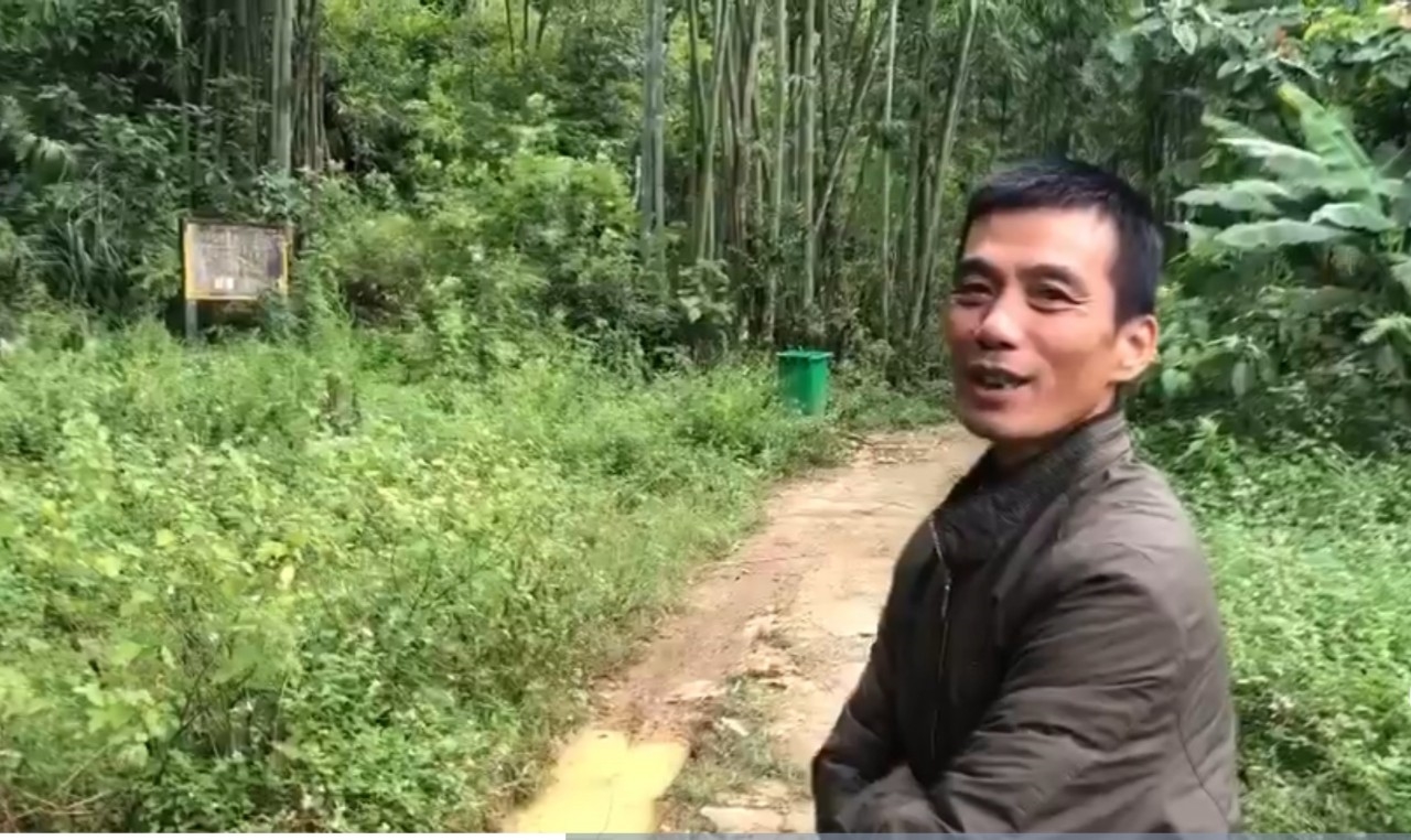 Ông Dương Đình Hằng, dân tộc Tày, trước cánh rừng thiêng của thôn Đông Đằng, xã Bắc Sơn, huyện Bắc Sơn, tỉnh Lạng Sơn