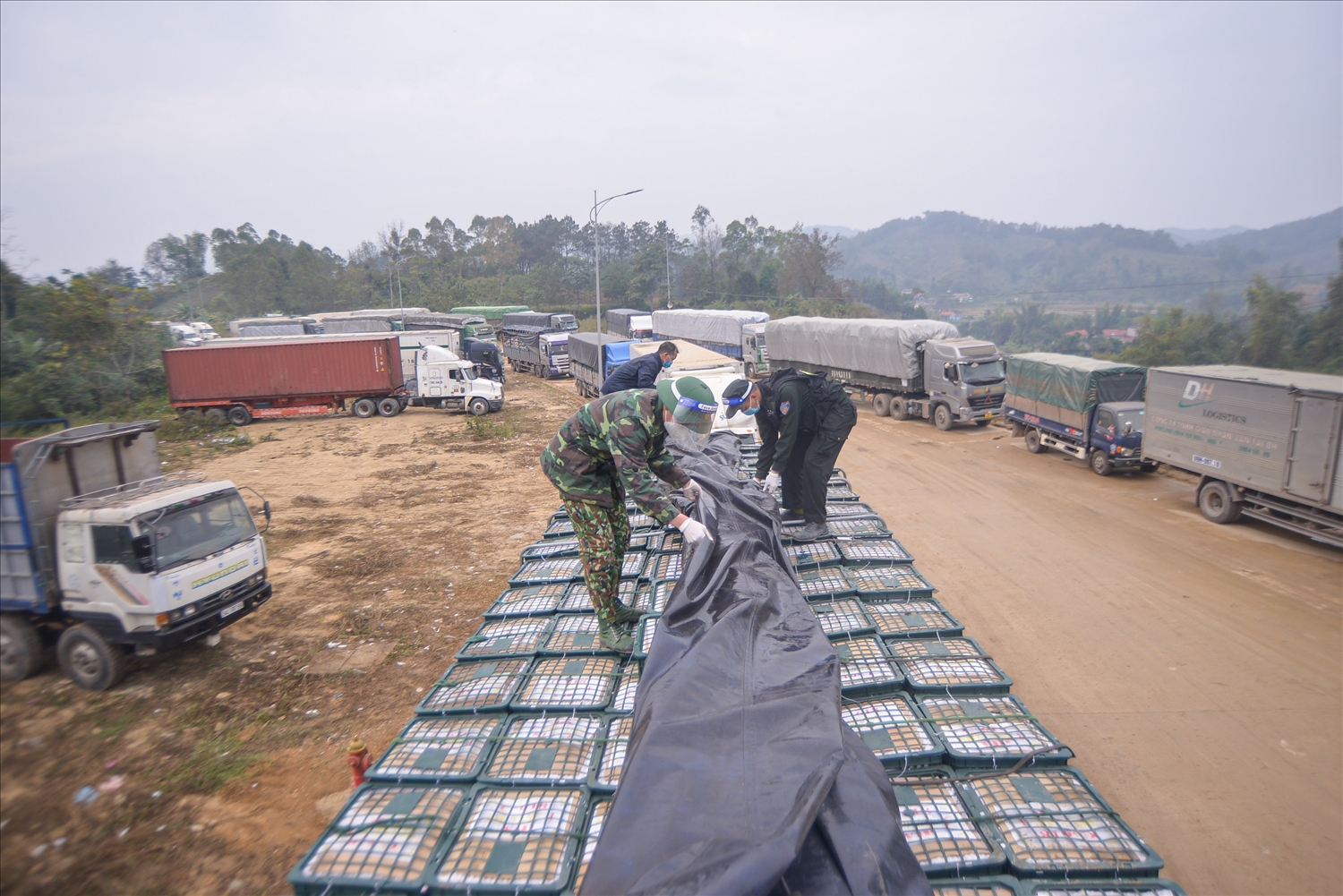Hơn 4.000 xe hàng vẫn nằm chờ thông quan ở các cửa khẩu tỉnh Lạng Sơn