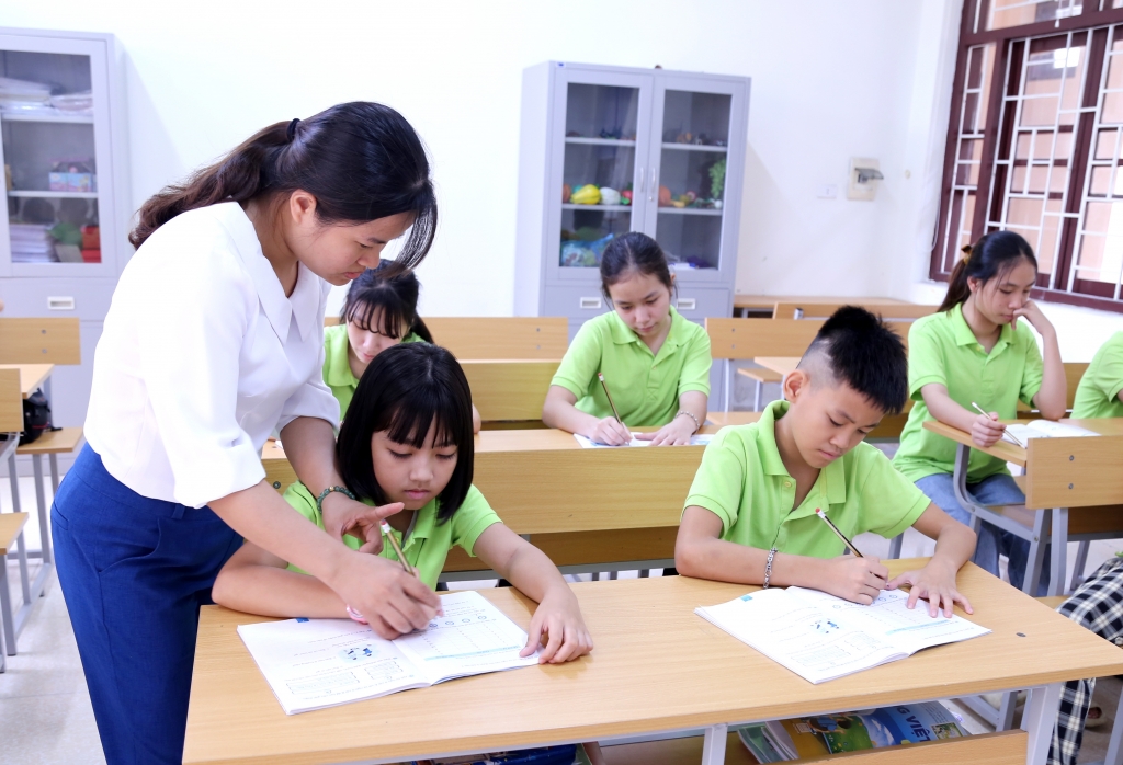 Các em học sinh tại Cơ sở học ngôn ngữ ký hiệu tập trung trong lớp Tiếng Việt của cô giáo Vũ Thị Lan