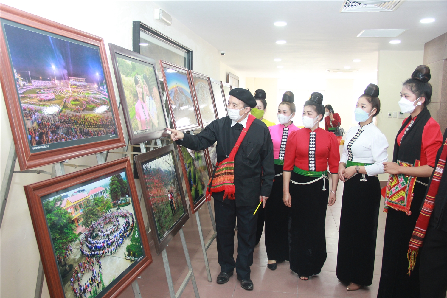 Cộng đồng dân tộc Thái cần một tiếng nói chung thống nhất về hình ảnh đại diện của dân tộc. (Ảnh được ghi nhận tại trụ sở Bộ Văn hóa Thể thao và Du lịch nhân sự kiện UNESCO ghi danh Xòe Thái vào Danh sách Di sản văn hóa phi vật thể đại diện của nhân loại)