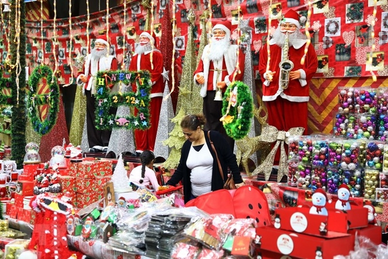 Người dân chọn mua đồ trang trí tại chợ Giáng sinh ở Cairo, Ai Cập, ngày 15/12/2021. (Ảnh: THX/TTXVN)