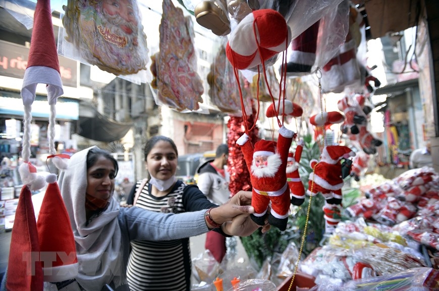 Người dân chọn mua đồ trang trí Giáng sinh tại Jammu, thủ phủ mùa đông của khu vực Kashmir do Ấn Độ kiểm soát, ngày 18/12/2021. (Ảnh: THX/TTXVN)
