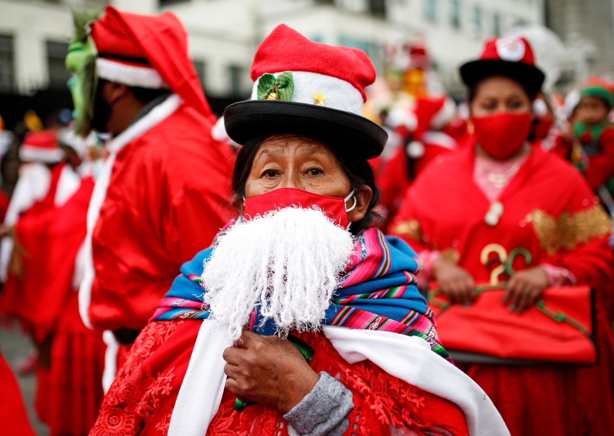 Những người bán hàng rong tham gia cuộc diễu hành thường niên kỷ niệm Giáng sinh ở La Paz, Bolivia. Ảnh: Manuel Claure/Reuters