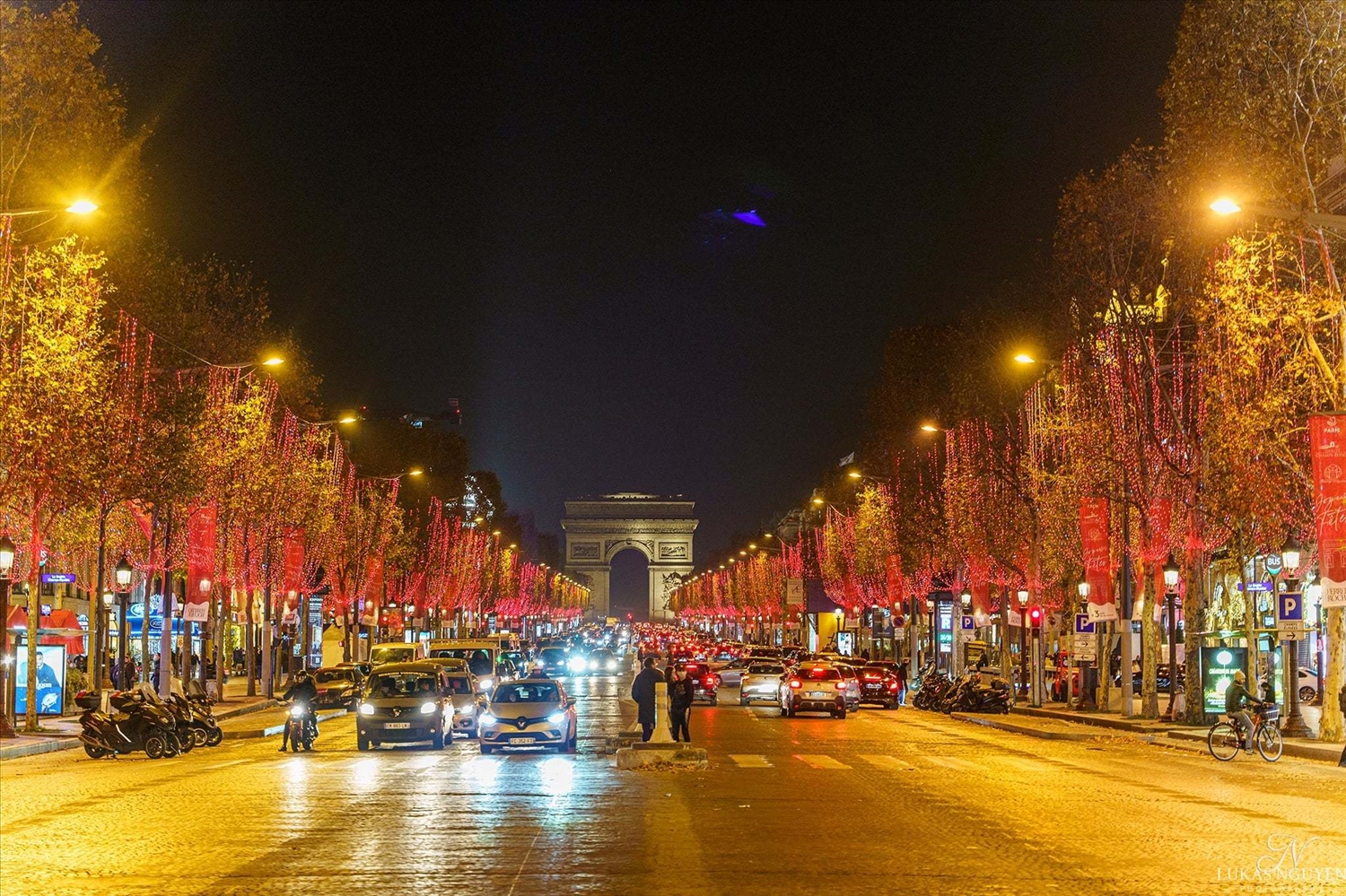 Mùa Giáng sinh 2021 chính thức bắt đầu ở Pháp khi 400 cây xanh dọc đại lộ Champs Élysées ở thủ đô Paris đã được thắp sáng hôm 21/11.